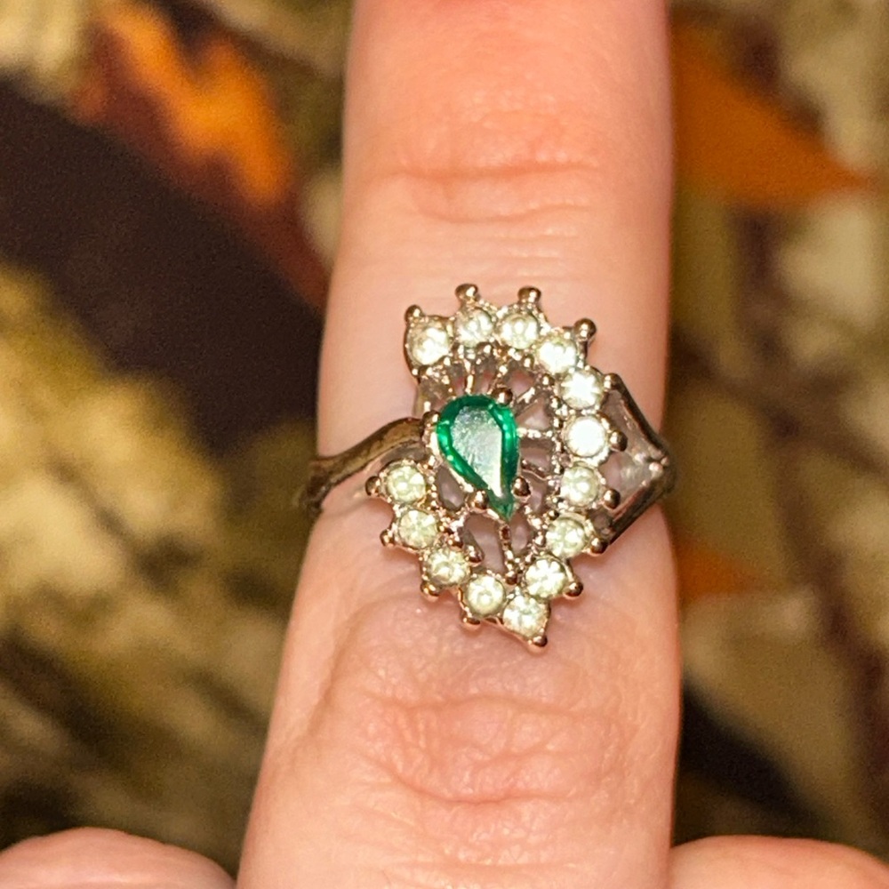 Elegant Green and diamond cluster Ring size 7